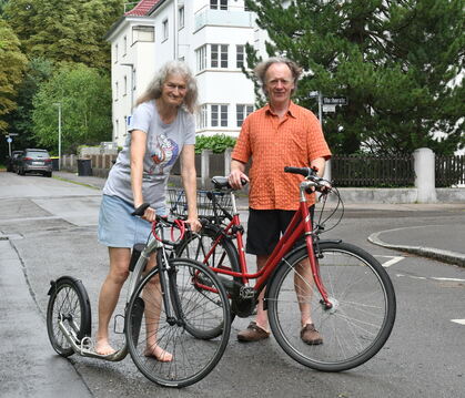 Gudrun Mehlo und Joachim Gohr-Mehlo sind passionierte Radfahrer. Sie hat sich zu-sätzlich einen Roller zugelegt. FOTO: MEYER