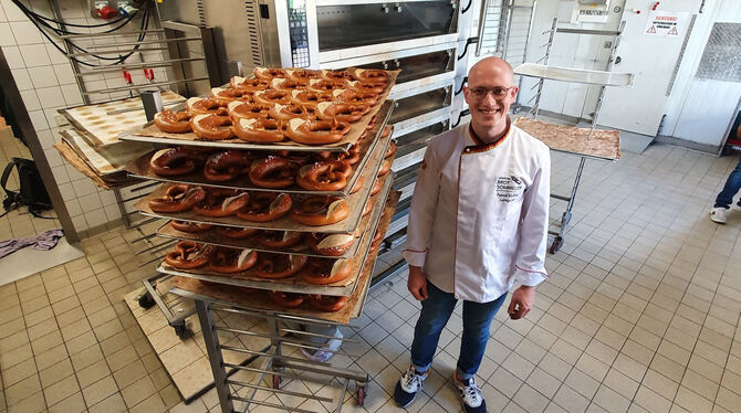 Patrick Leimgruber ist Tübingens erster Brotsommelier und Produktionsleiter beim Café Lieb. Hier steht er vor dem Steinbackofen