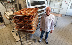 Patrick Leimgruber ist Tübingens erster Brotsommelier und Produktionsleiter beim Café Lieb. Hier steht er vor dem Steinbackofen 