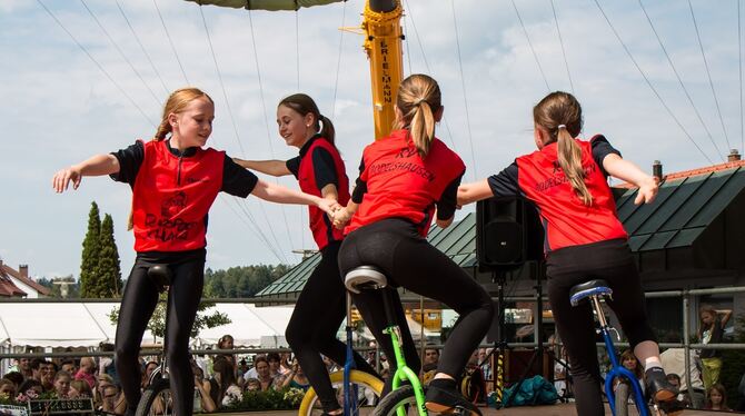 Heute: Die Kunstradfahrerinnen sind eines der Aushängeschilder des Radfahrervereins Bodelshausen. FOTOS: RADFAHRERVEREIN Heute: Die Kunstradfahrerinnen sind eines der Aushängeschilder des Radfahrervereins Bodelshausen. FOTOS: RADFAHRERVEREIN
