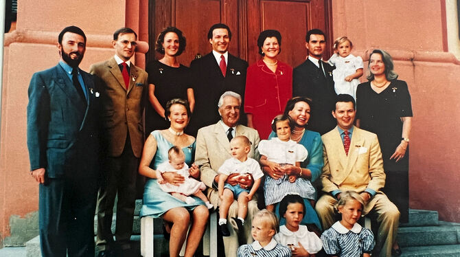 Familie Württemberg 1996 mit Kindern und Kindeskindern (stehend von links): Schwiegersohn Erich Erbgraf von Waldburg-Zeil, Sohn
