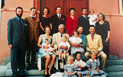 Familie Württemberg 1996 mit Kindern und Kindeskindern (stehend von links): Schwiegersohn Erich Erbgraf von Waldburg-Zeil, Sohn 