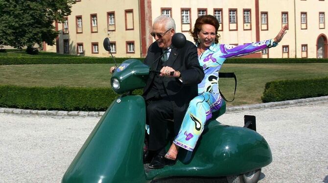 Fröhliche Brauteltern: Herzog Carl von Württemberg und Gattin Diane fahren zur Feier der standesamtlichen Trauung ihrer Tochter