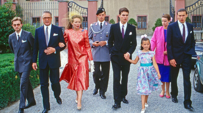 1985: Carl Herzog von Württemberg mit Ehefrau Diane und den Kindern Michael (links), Friedrich (in Uniform), Philipp, Eleonore F