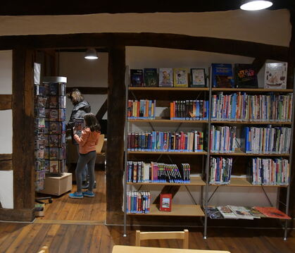 Beliebter Treffpunkt für Leseratten: Die Bücherei in Ofterdingen lockt Kinder und Erwachsene an.  FOTO: MEYER 