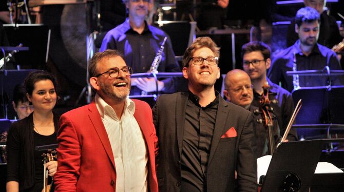 Beim Schlussapplaus: Dominique Horwitz (vorn links), Dirigent Jakob Brenner und die Württembergische Philharmonie.  FOTO: STRÖHL