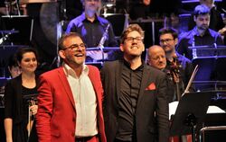 Beim Schlussapplaus: Dominique Horwitz (vorn links), Dirigent Jakob Brenner und die Württembergische Philharmonie.  FOTO: STRÖHL