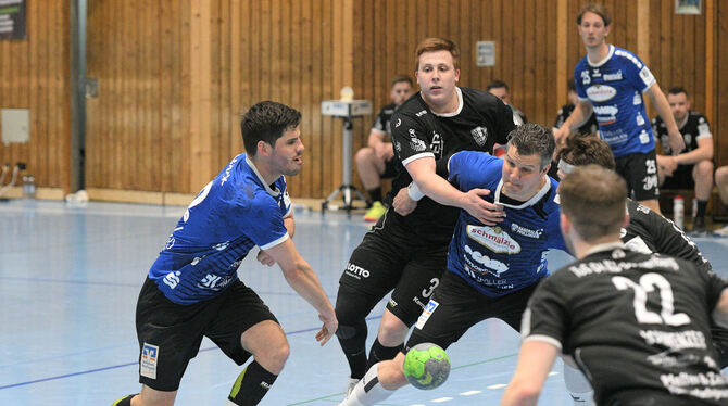 Nils Röller (Mitte) mit Dansenberg im April 2021 zu Gast in der Pfullinger Kurt-App-Halle. Links: Florian Möck, rechts Alexander