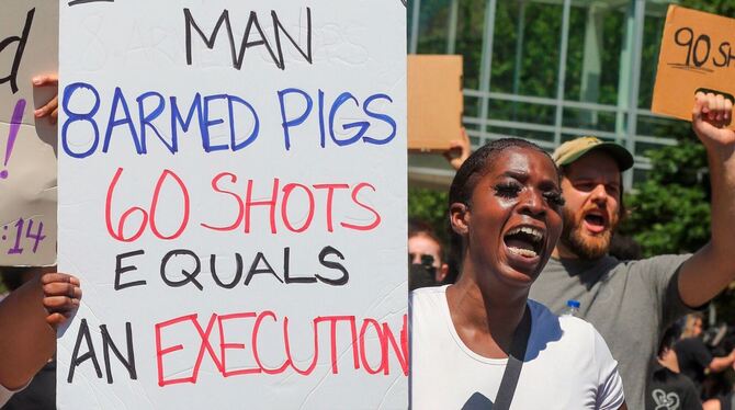 BLM-Demonstrantin in Akron