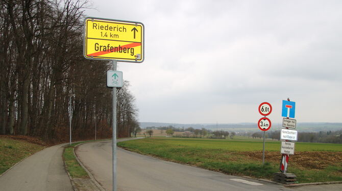 Der Gemeindeverbindungsweg zwischen Riederich und Grafenberg soll saniert werden. Die Straße ist in einem schlechten Zustand.  F
