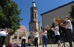 Musikanten der Uracher Musikschule spielten vor der St. Amanduskirche. FOTO: BERNKLAU