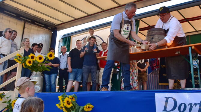 Erster Fassanstich nach sechs Jahren: Ortsvorsteher Elmar Scherer und Braumeister Tobias Fischer eröffneten vor den Augen der Ve