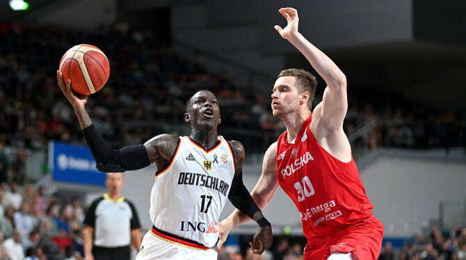 Mit 38 Punkten herausragender Akteur auf dem Parkett: Dennis Schröder. Rechts: Der Pole Jakub Garbacz. FOTO: DITTRICH/DPA Mit 38 Punkten herausragender Akteur auf dem Parkett: Dennis Schröder. Rechts: Der Pole Jakub Garbacz. FOTO: DITTRICH/DPA