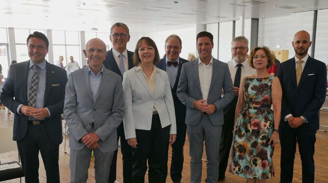 In den aktuellen Krisenzeiten setzen die CDU-Gemeinderatsvorsitzende Gabriele Gaiser (Vierte von links) und der Gastredner aus S