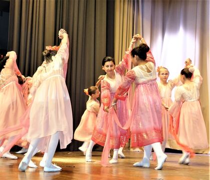  Wunderschön waren die Kostüme, in denen die jungen Tänzerinnen des Kinderballetts auftraten. FOTOS: BÖHM