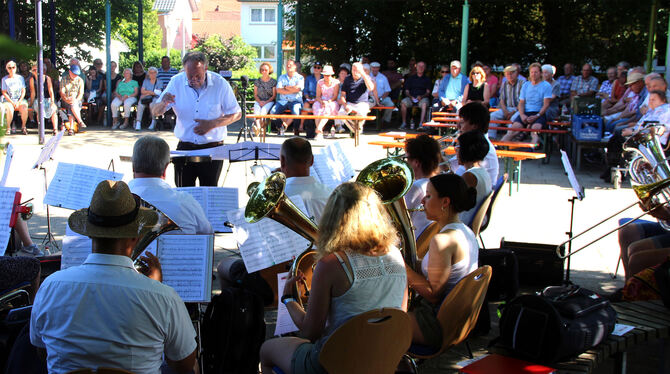 Fast 150 Zuhörer kamen zum Sommer-Serenadenkonzert des Posaunenchors Genkingen.