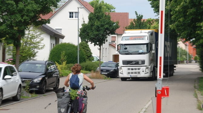 Das wird eng: Eine Radfahrerin und ein Sattelzug begegnen sich im Öschweg. In Schulpausen des Dietrich-Bonhoeffer-Gymnasiums ist