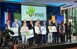 Landrat Dr. Ulrich Fiedler mit Staatssekretär Dr. Andre Baumann und weiteren Teilnehmern beim Kick-off für das Projekt "Hy-FIVE 