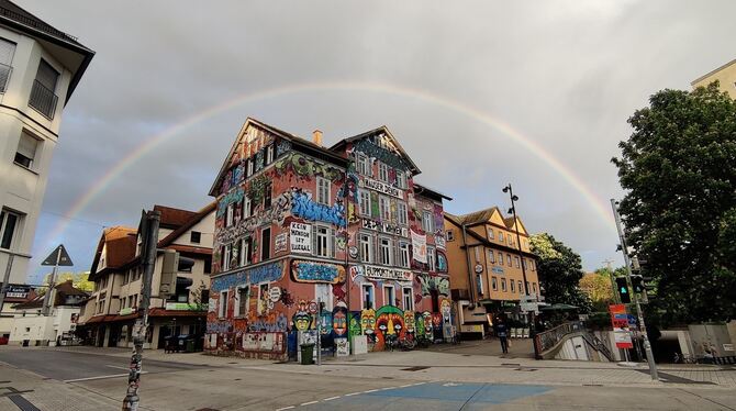 Gehört mit seiner bunten Fassade zum Tübinger Stadtbild: das Epplehaus, hier mit einer Soldaritätsbekenntnis mit der Münzgasse 1 Gehört mit seiner bunten Fassade zum Tübinger Stadtbild: das Epplehaus, hier mit einer Soldaritätsbekenntnis mit der Münzgasse 1