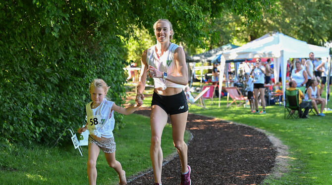 100-Kilometer-Staffellauf der Universität Tübingen: Die jüngste Teilnehmerin Lola Luiz (6 Jahre) läuft fünf Kilometer – hier an 100-Kilometer-Staffellauf der Universität Tübingen: Die jüngste Teilnehmerin Lola Luiz (6 Jahre) läuft fünf Kilometer – hier an