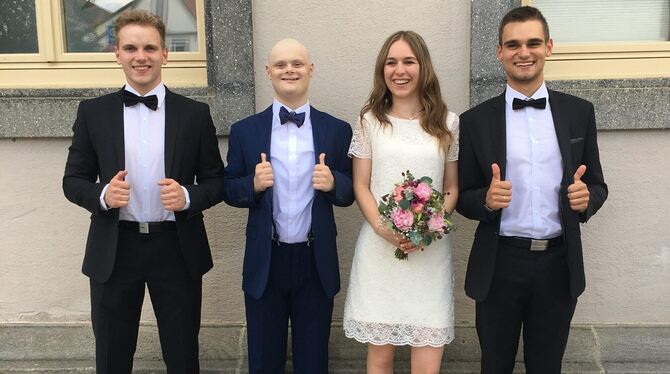 Daniel (Zweiter von links) hofft auf einen passenden Stammzellenspender bei der Registrierungsaktion der DKMS.  FOTO: PRIVAT