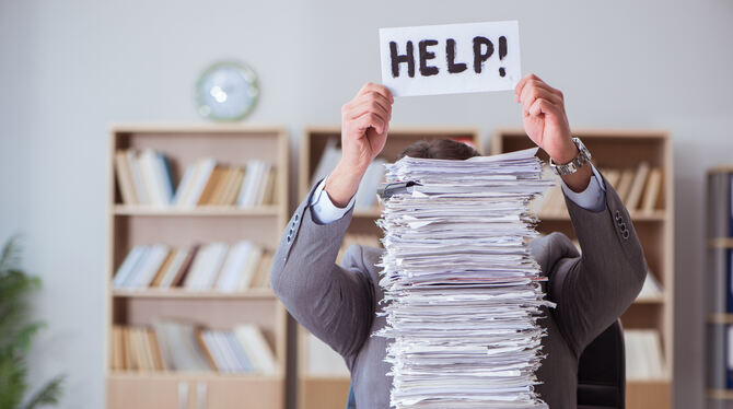 Anträge, Belege und andere Formulare: Bürokratie kann einem schon mal über den Kopf wachsen. FOTO: ADOBE STOCK