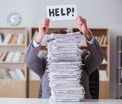 Anträge, Belege und andere Formulare: Bürokratie kann einem schon mal über den Kopf wachsen. FOTO: ADOBE STOCK