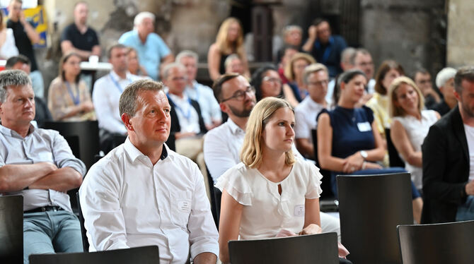 Aufmerksam lauschen die Gäste des »Personalgesprächs« in der Motorworld der Keynote-Speakerin Susanne Nickel (rechts).  FOTOS: P