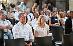 Aufmerksam lauschen die Gäste des »Personalgesprächs« in der Motorworld der Keynote-Speakerin Susanne Nickel (rechts).  FOTOS: P