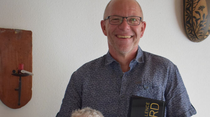 Jochen Saile, Gewinner des Speaker Slam, mit seiner Frau Asta Leim-Saile. Er hält die Trophäe im Arm, während sie stolz seine Ur