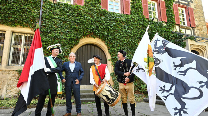 Vor dem Heimatmuseum wird die Tradition hochgehalten: Reutlingens Fahnenflaiger Thomas Walker (von links), OB Thomas Keck, Tromm Vor dem Heimatmuseum wird die Tradition hochgehalten: Reutlingens Fahnenflaiger Thomas Walker (von links), OB Thomas Keck, Tromm