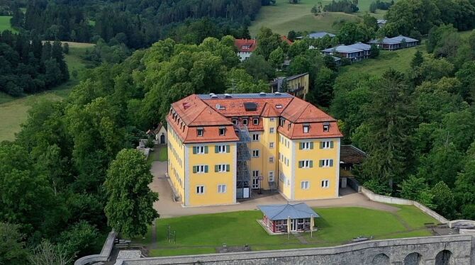 Ein Blick auf Schloss Grafeneck, das dem Trägerverein der Gedenkstätte überlassen wurde und das nun ausgebaut und modernisiert w