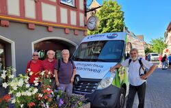 Das Team vom Bürgerbus Wannweil auf dem Eppinger Marktplatz: (von links) Gerhard Fundinger, Volker Steinmaier, Gunther Franck, A