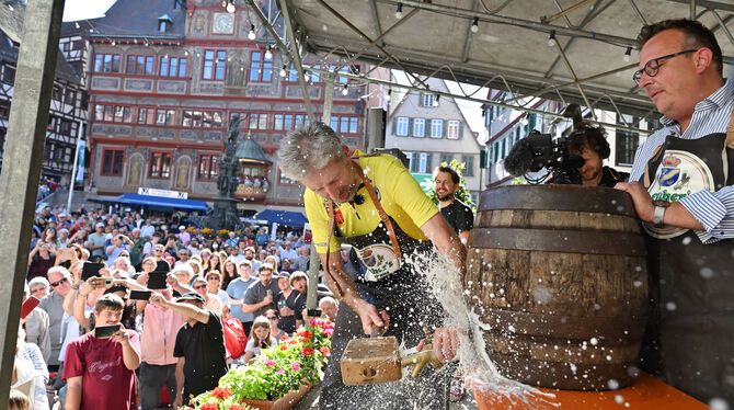 Dieses war der zweite Streich: Boris Palmer beim Fassanstich. Beim dritten Schlag saß der Zapfhahn dann schon fast stabil. FOTO: