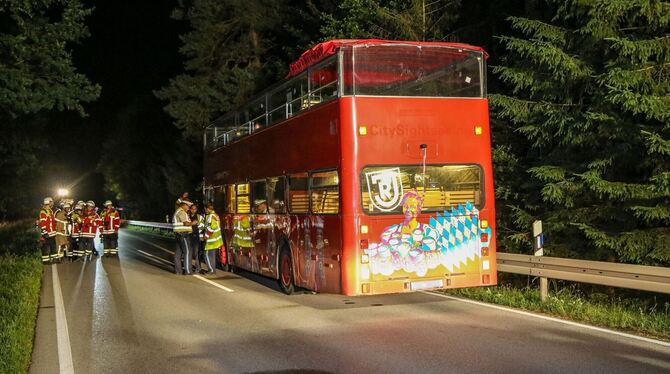 Doppeldeckerbus prallt gegen Betonbrücke