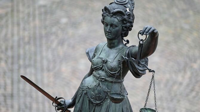 Eine Bronzefigur der Justitia mit Schwert und Waage Eine Bronzefigur der Justitia mit Schwert und Waage
