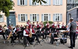 Musikalische Vielfalt präsentierte der Musikverein Eningen am Wochenende auf dem Spitalplatz.  FOTOS: BÖHM 