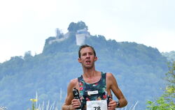 Der Sieger: Simon Stützel brauchte 2:27:21 Stunden für 42,195 Kilometer.  FOTO: MEYER