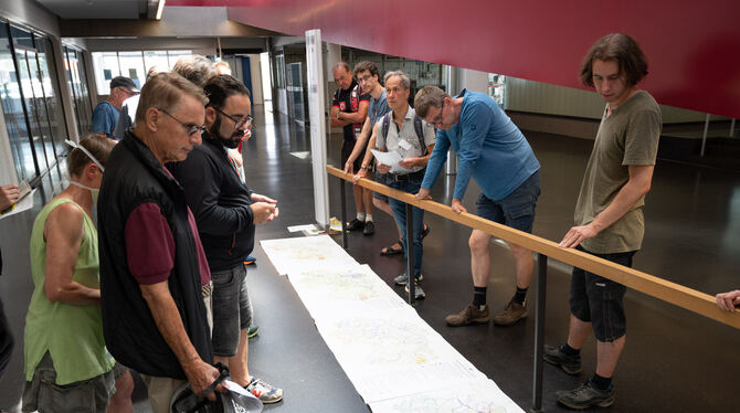 In der Tonnenhalle erläuterten Peter Seiffert (im grauen Hemd) und Fabian Roser (dahinter) die Pläne zur Biotopvernetzung. Links In der Tonnenhalle erläuterten Peter Seiffert (im grauen Hemd) und Fabian Roser (dahinter) die Pläne zur Biotopvernetzung. Links