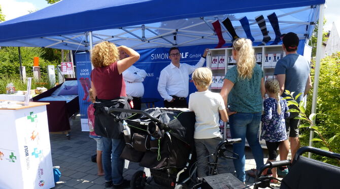 An etlichen Ständen konnten die Besucher sich eingehend informieren.  FOTO: FEUCHTER