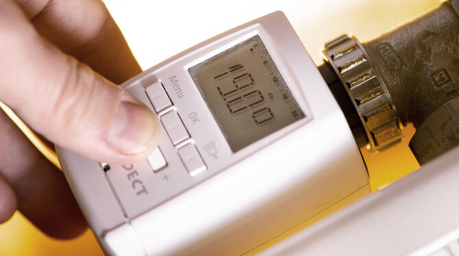 Moderner Thermostat mit digitaler Anzeige an einer Heizung. Wie warm sollte es in einer Wohnung sein? FOTO: GABBERT/DPA