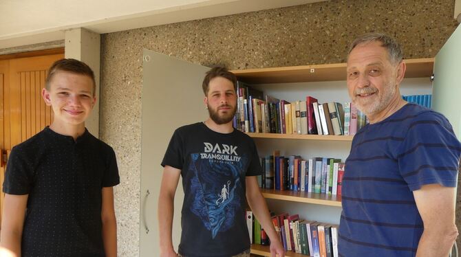 Nils Veit (links), Valentin Bickert und Hermann Pfister haben Transport und Befestigung übernommen und den Bücherschrank mit akt Nils Veit (links), Valentin Bickert und Hermann Pfister haben Transport und Befestigung übernommen und den Bücherschrank mit akt