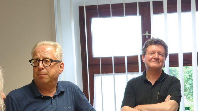 Edwin Ernst Weber, Kreisarchivdirektor in Sigmaringen (rechts), und Gammertingens Bürgermeister Holger Jerg.  FOTO: WURSTER