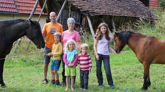 Franziska Bütikofer und Zoltán Kaszás mit Anatol, Linnéa, Lorentin und Amilia sowie dem Pferd Sueno und dem Pony Tara. FOTO: OEC Franziska Bütikofer und Zoltán Kaszás mit Anatol, Linnéa, Lorentin und Amilia sowie dem Pferd Sueno und dem Pony Tara. FOTO: OEC