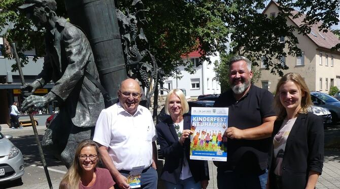 Das Organisationsteam für das Kinderfest: (von links) Claudia Juchnicki vom Kinderhaus Hofbühl, Ortsvorsteher Günter Hau, Susann