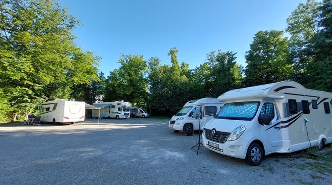 Der Reutlinger Wohnmobilstellplatz punktet unter anderem mit der Nähe zum Wellenfreibad, und auch die Bushaltestelle ins Zentrum