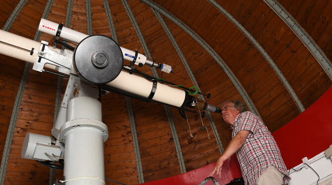 Heinz Lenhart, Leiter der Sternwarte Reutlingen, blickt durch den Refraktor. Das Linsenfernrohr in der alten Kuppel hat 150 Mill