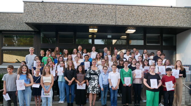 Am Montagabend wurden im 19. Jahr Preise der Danzer-Stiftung an 77 Schüler des Johannes-Kepler-Gymnasiums verliehen.  FOTO: LEIS