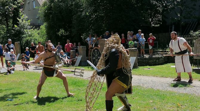 Gladiatorenkampf bei den Römertagen in Rottenburg vor dem Sumelocenna-Museum.  FOTOS: ZIMMERMANN