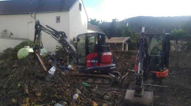 Zerstörte Häuser, rausgeschwemmte Öltanks, Schutt und Schlamm: Den Steinhilbener Helfern bot sich ein Bild der Verwüstung in Der